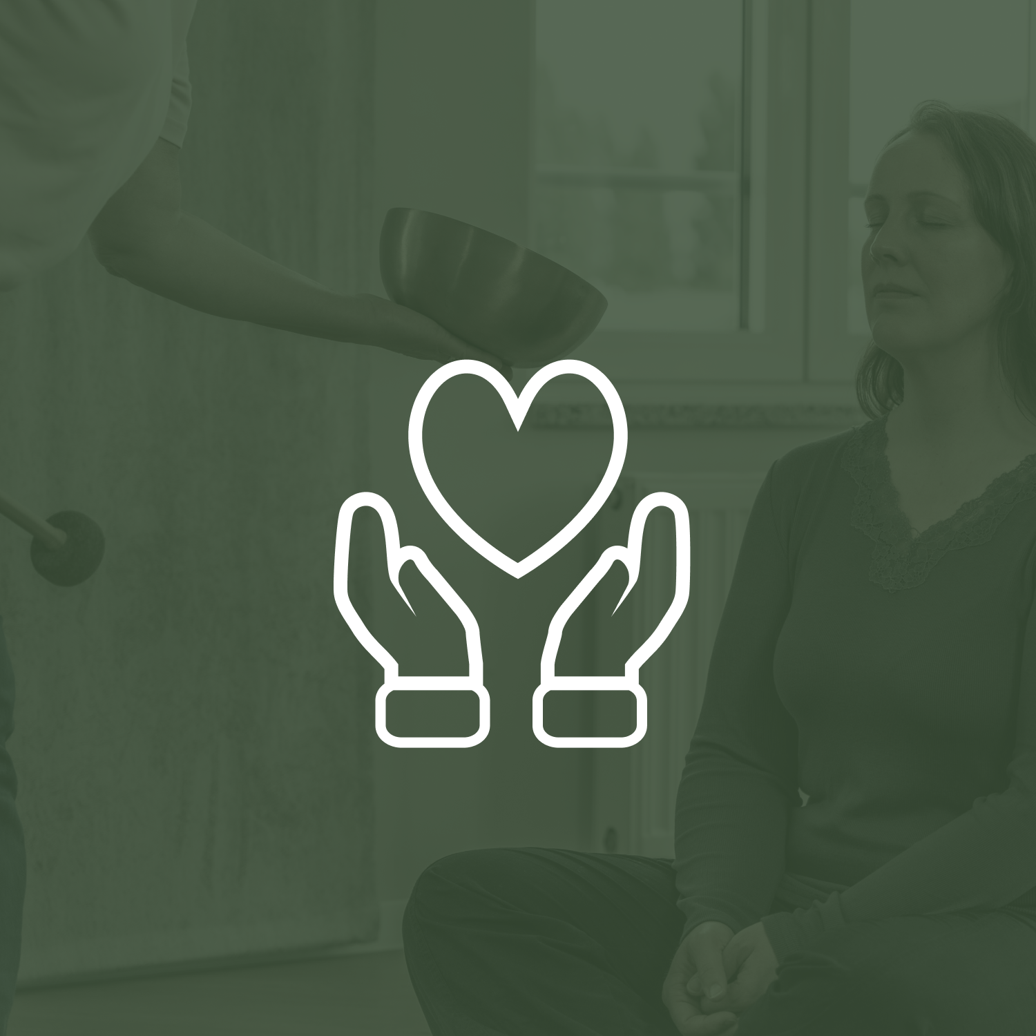 Grüne Karte Icon zwei Hände mit HErz. Hintergrundbild KLangschalentherapie